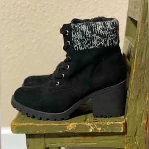 Shoes : color black . Size 7 1/2